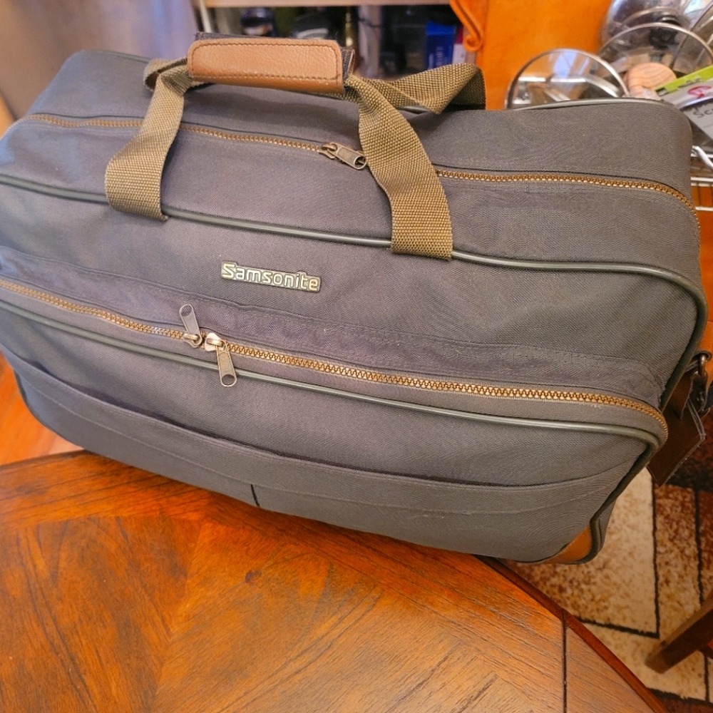 Samsonite Duffel travel bag; color: Army Green